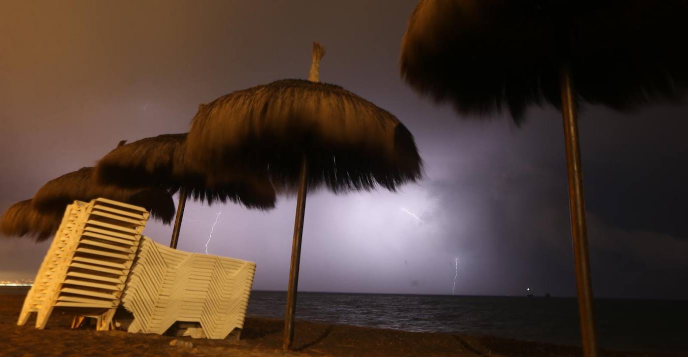 Imagen de la tormenta sobre Málaga, tomada desde Guadalmar