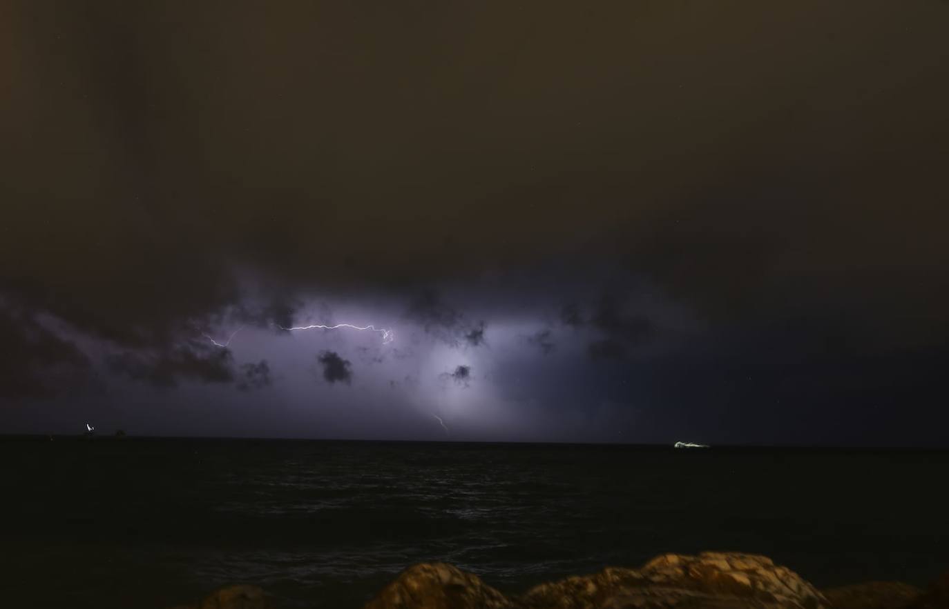 Imagen de la tormenta sobre Málaga, tomada desde Guadalmar