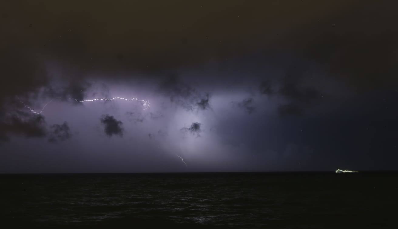 Imagen de la tormenta sobre Málaga, tomada desde Guadalmar