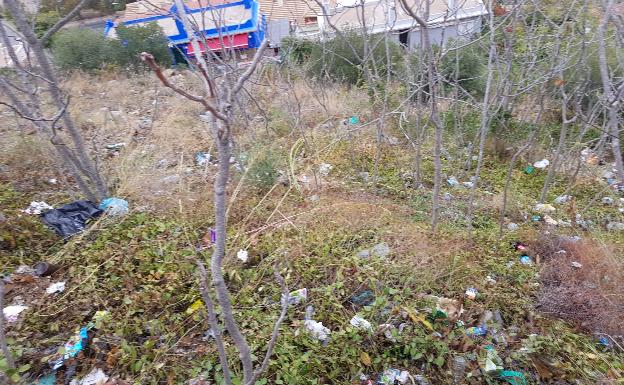 Vista de toda la ladera llena de basura. 