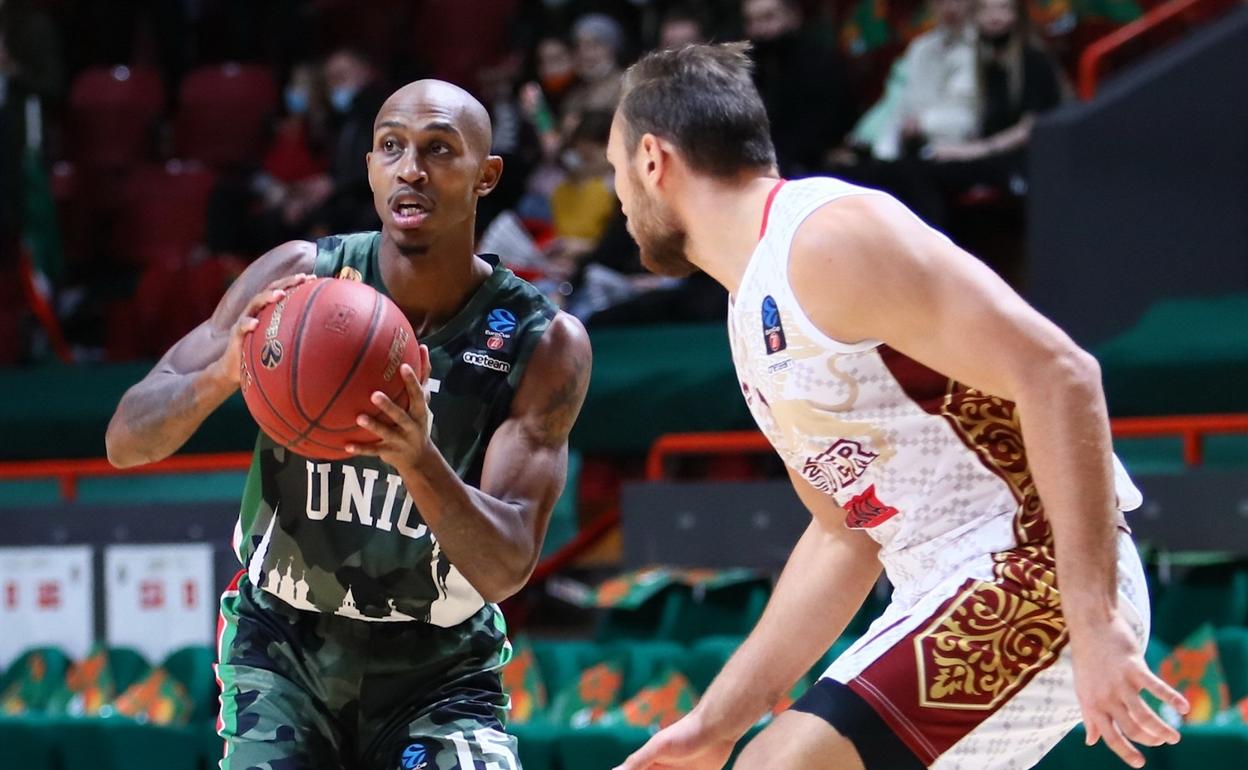 Jamar Smith, defendido por el italiano Tanut, durante el partido entre el Unics y el Reyer Venecia. 