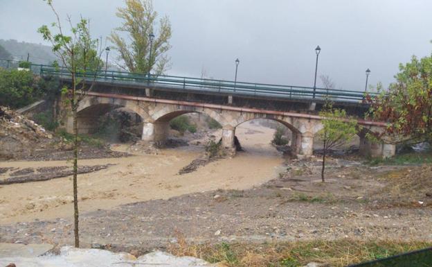 Imagen principal - Ardales suspende las clases por inundaciones en varios puntos del municipio