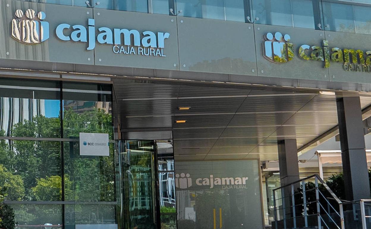 Cajamar reduce su beneficio un 82% tras dotar 75 millones por el Covid