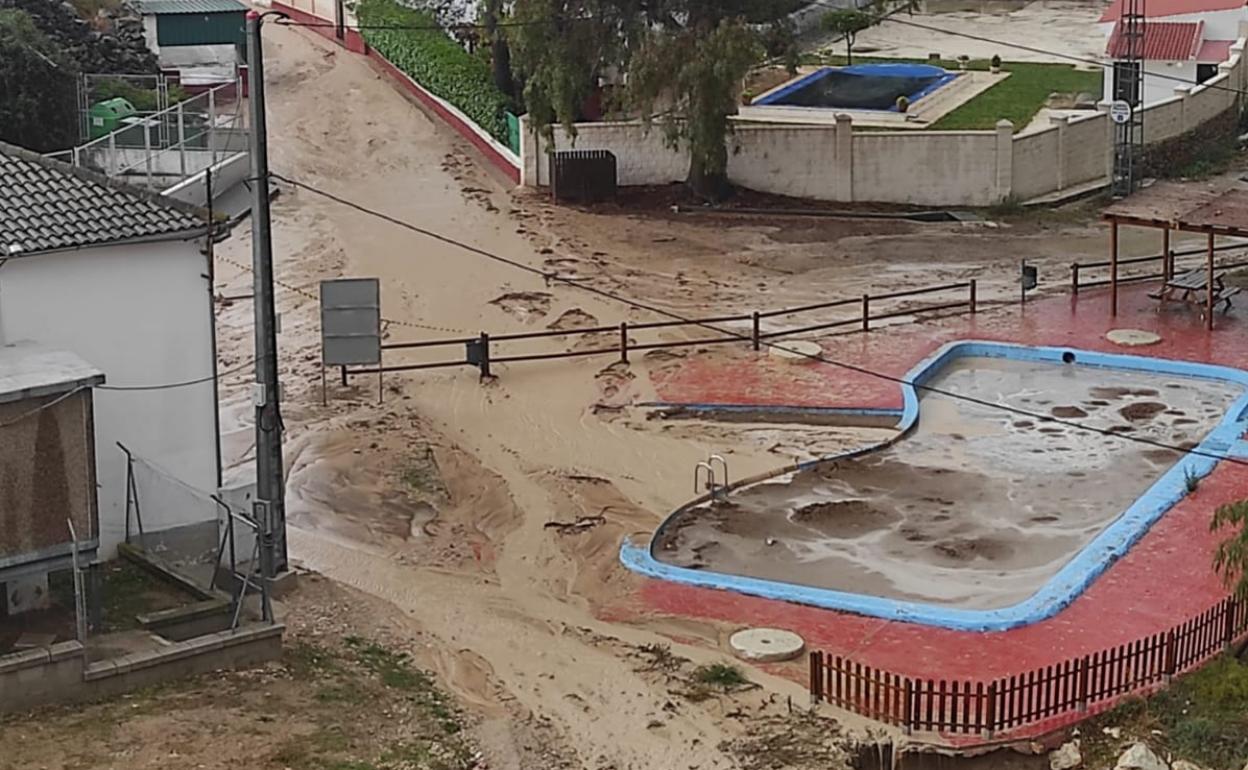 Estado en el que quedó una piscina en Teba, esta mañana. 