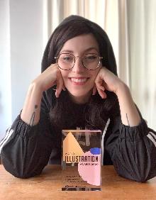 Imagen secundaria 2 - Las portadas premiadas, uno de los bocetos y Laura posando con su primio. 