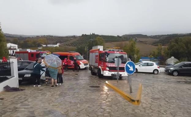 Bomberos rescatan a una familia con un bebé en la zona de Hoyo San Miguel en Ronda tras inundarse su vivienda