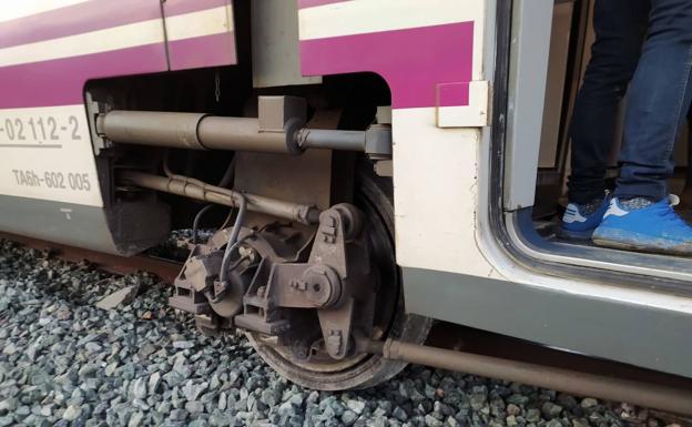 El tren ha descarrilado a causa de los daños sufridos en las vías por las fuertes lluvias de este jueves.