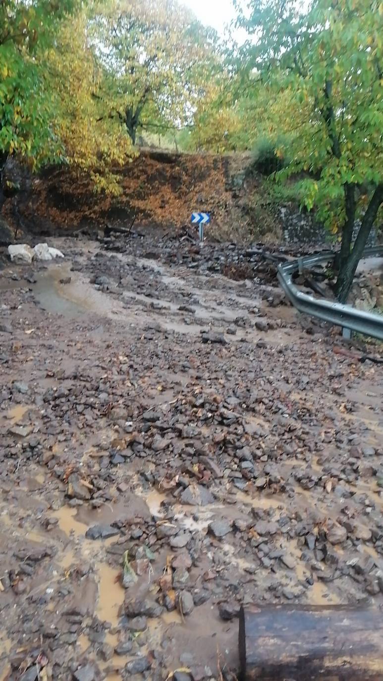 Carretera de Igualeja a Pujerra, cortada este jueves por las lluvias. 