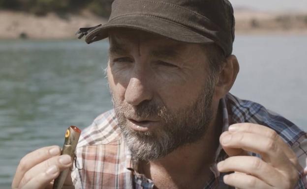 Antonio de la Torre, con el señuelo, en el corto 'Black Bass'. 