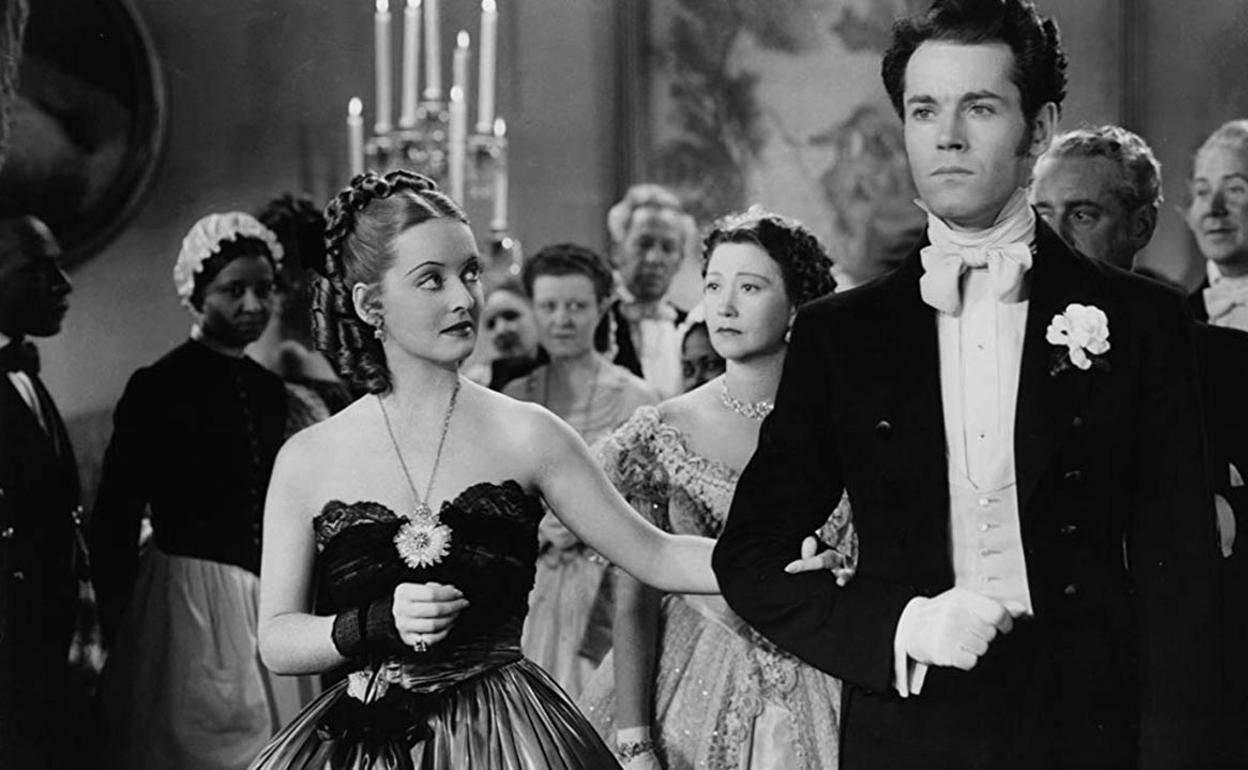 La escena del baile entre los personajes de Bette Davis y Henry Fonda en el Olympus con el icónico vestido rojo es clave para el desarrollo de la película