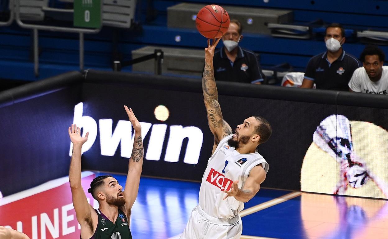 Justin Cobbs, del Buducnost, penetra ante Francis Alonso en el partido jugado en Málaga.