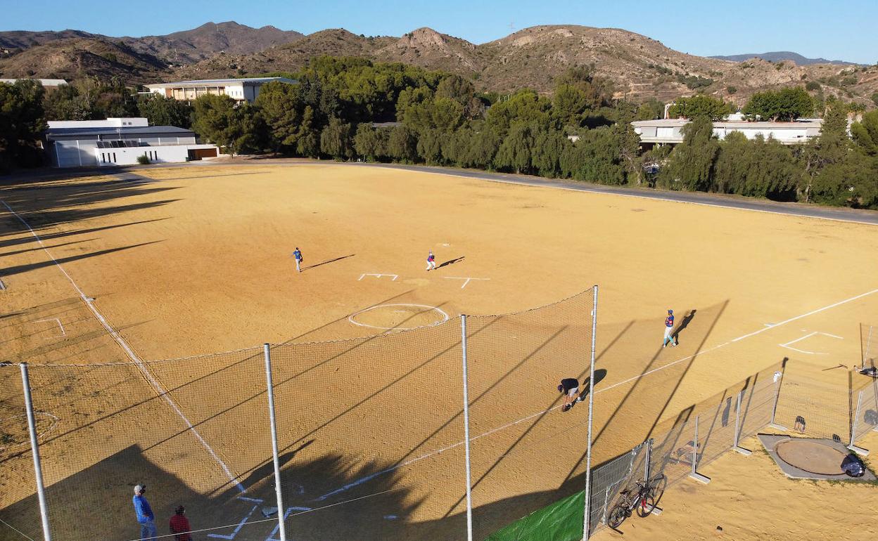 El campo de la Universidad Laboral ha sido mejorado con el aporte de tierra y un nuevo vallado exterior. 