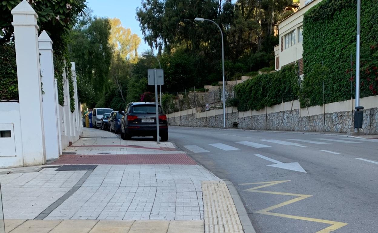 Parque infantil y coches rápidos en la calle Sierra de Grazalema