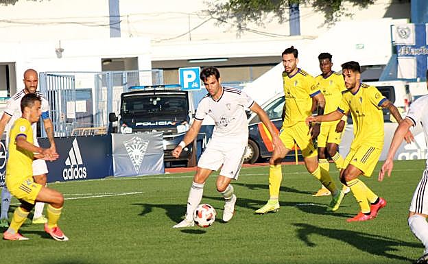 Imagen principal - El Marbella tropieza ante el Cádiz B (0-0)