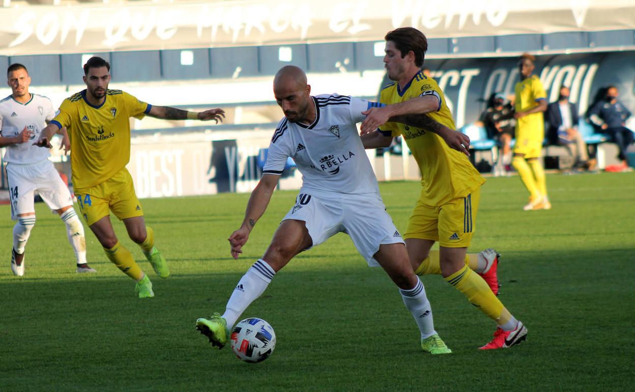 Añón protege el balón de la presión.