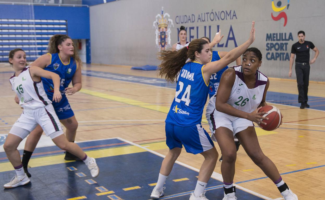 La cajista Ezeigbo, en una acción del choque ante el Melilla. 