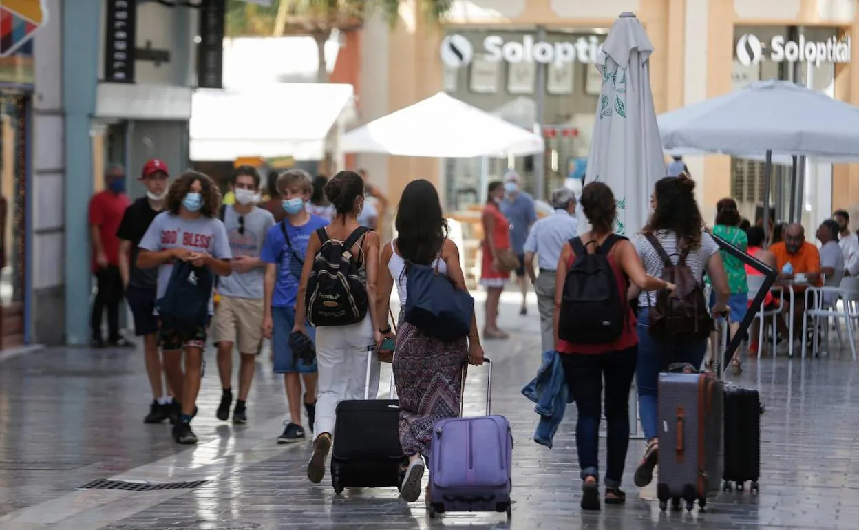 Los turistas vuelven de nuevo precipitadamente a sus lugares de origen ante las nuevas restricciones. 