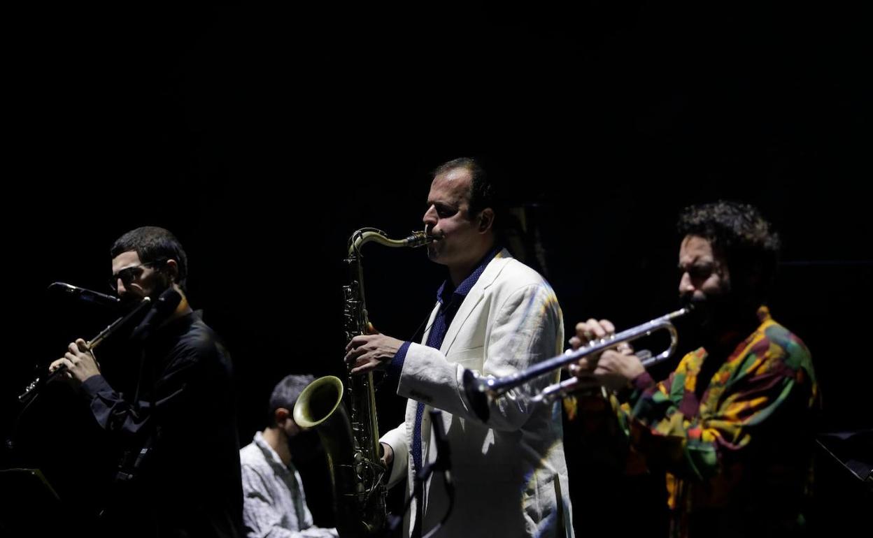 Un momento del concierto, el trío de viento al frente del escenario.