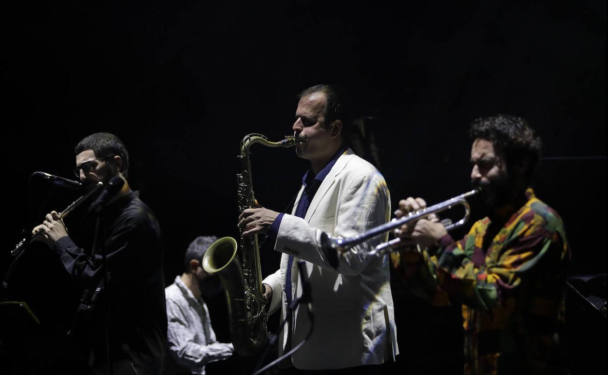 Enrique Oliver, en el centro, clausuró el 34 Festival de Jazz de Málaga.