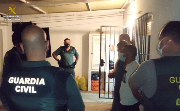 Un momento de la detención en Fuengirola. 