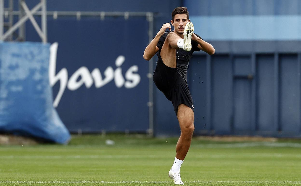 Pablo Chavarría, en un ejercicio de estiramiento en un entrenamiento en el Anexo de La Rosaleda. 