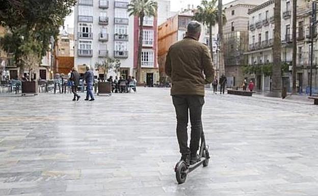 La DGT descarta implantar una prueba de aptitud para poder circular con patinete