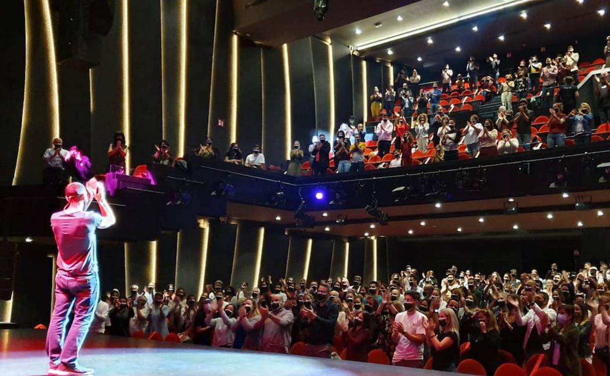 Dani Rovira recibe los aplausos del público en pie en el Teatro del Soho CaixaBank. 