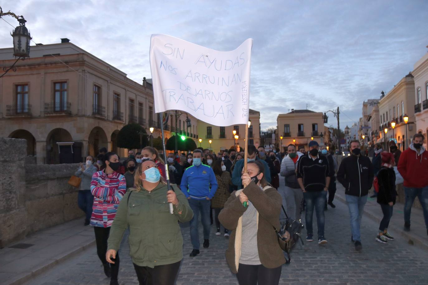 La caminata comenzó en la plaza del Socorro y ha continuado hasta el barrio de San Francisco coreando numerosas reivindicaciones