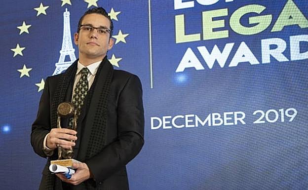 Pardo Geijo recogiendo el premio Global Legal Award. 