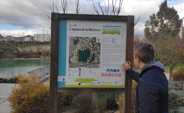 Panel indicativo en la Laguna de la Barrera.