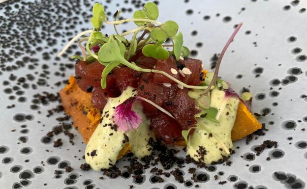 Lúcuma a la brasa con mahonesa de lima y tartar de atún rojo