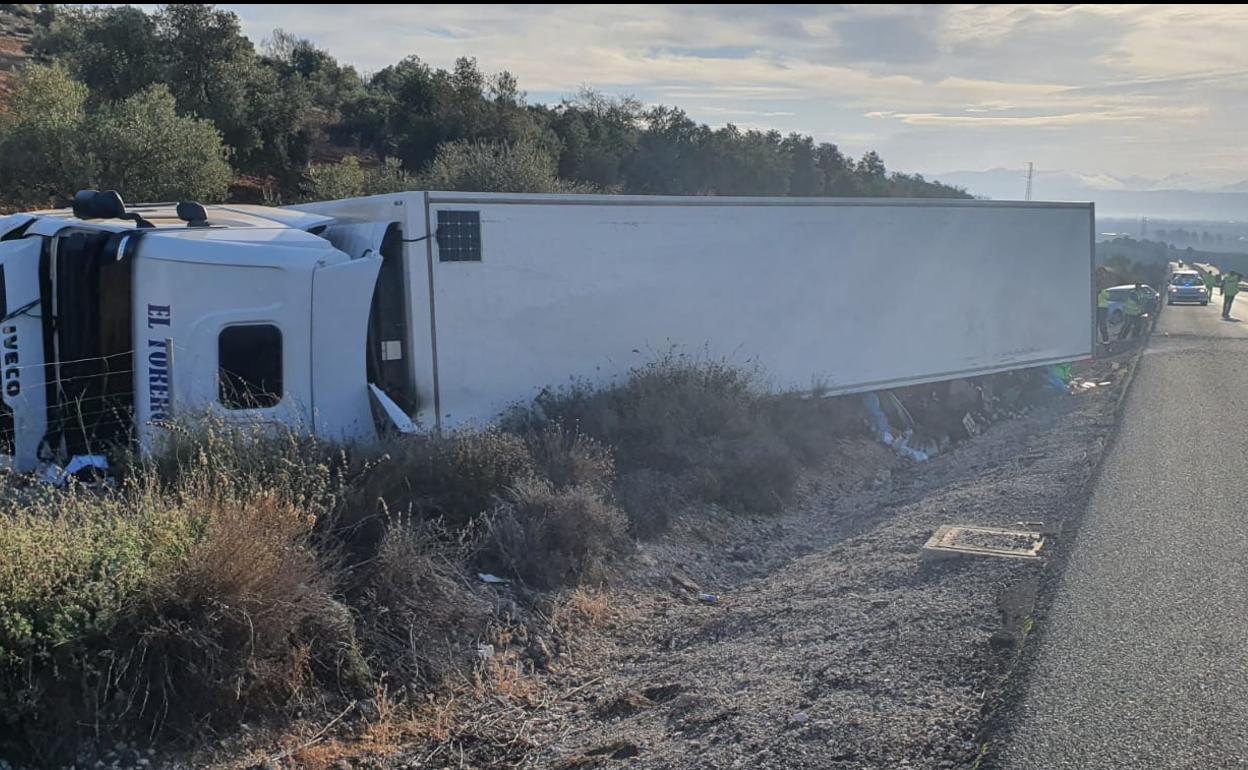 Camión volcado en la A-92, dirección Sevilla, a la altura de Mollina. 