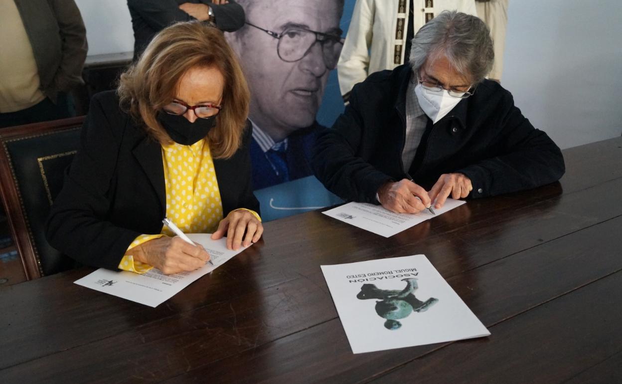 María Elena Romero, sobrina de Romero Esteo, y Carlos de Mesa en la firma de la donación en la Sociedad Económica.