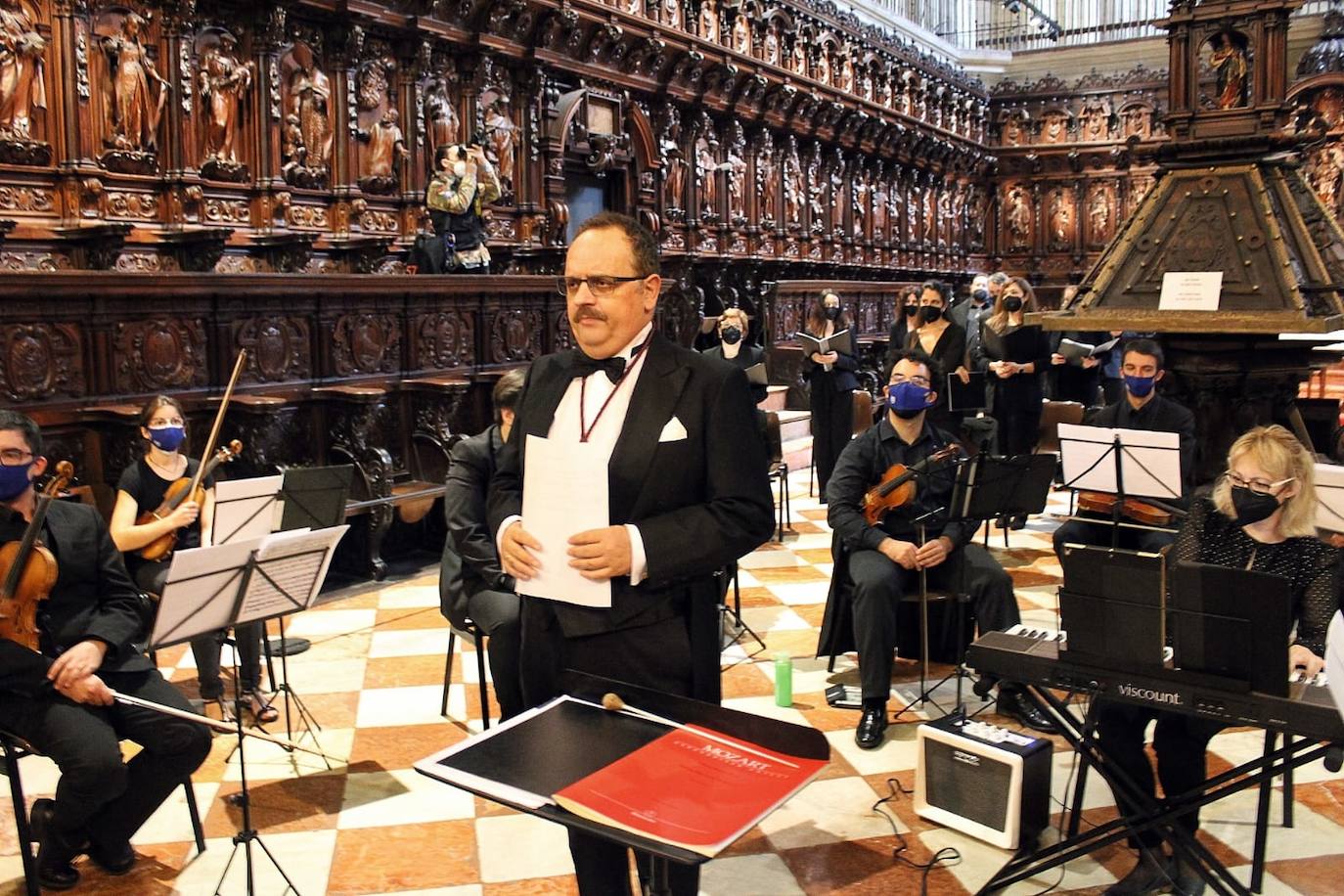 El obispo ha presidido una función solemne para la que han estado presentes en el altar mayor las imágenes del Cristo Coronado de Espinas y la Virgen de Gracia y Esperanza 