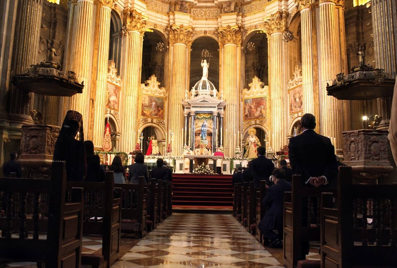 El obispo ha presidido una función solemne para la que han estado presentes en el altar mayor las imágenes del Cristo Coronado de Espinas y la Virgen de Gracia y Esperanza 