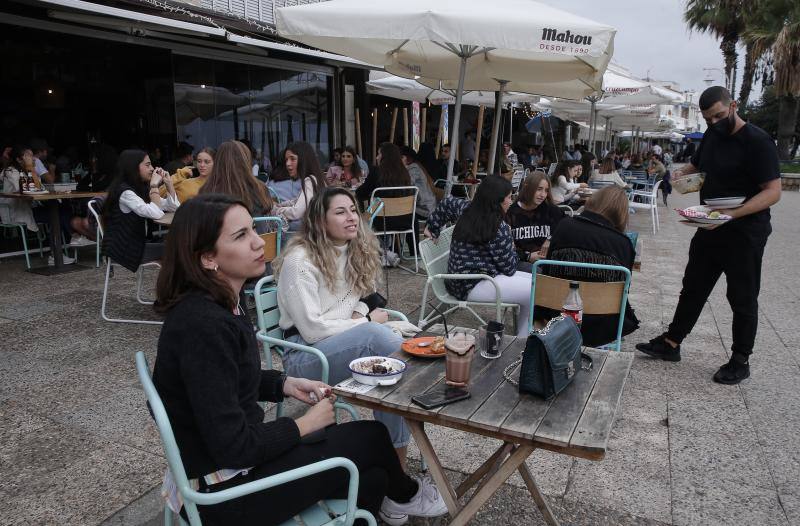 Ambiente en Málaga en el primer sábado de las nuevas restricciones. 