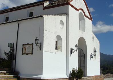 Imagen secundaria 1 - Arriba, ilustración de moriscos. Abajo Iglesia de Genalguacil, escenario de uno de los capítulos más violentos de esta contienda (foto: Manuel Becerra), y el libro de suertes de la villa de Benaoján.