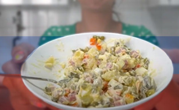 Así es la ensaladilla rusa que toman los ciudadanos rusos