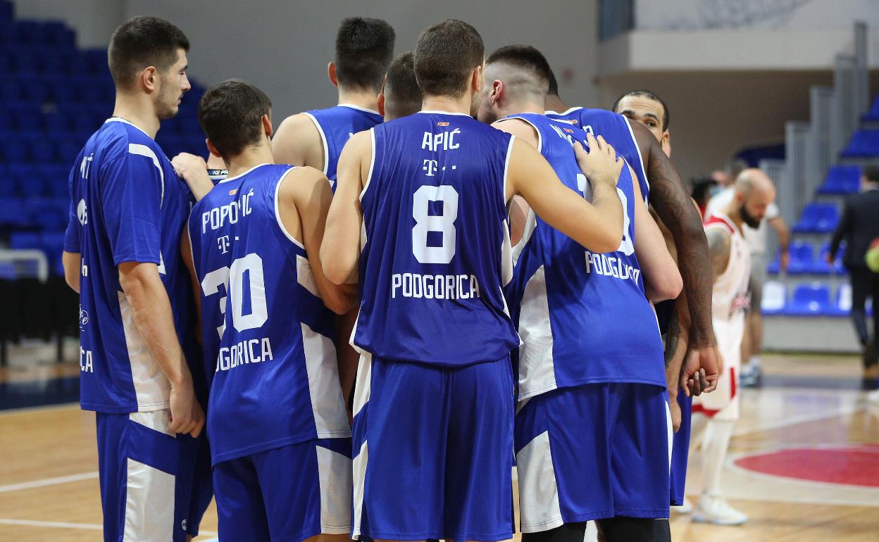 Los jugadores del Buducnost hacen piña al término de un partido de la Liga Adriática. 