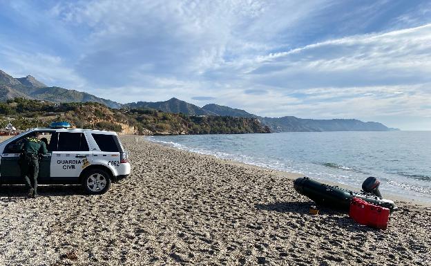 Imagen de la embarcación, este lunes en la orilla de la playa de Burriana en Nerja. 