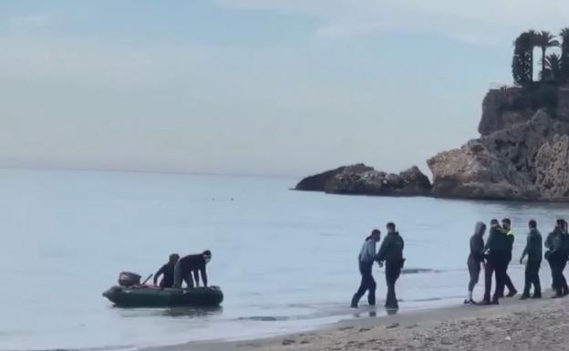 Los inmigrantes, en el momento de ser interceptados en la orilla de la playa nerjeña de Burriana, este lunes. 