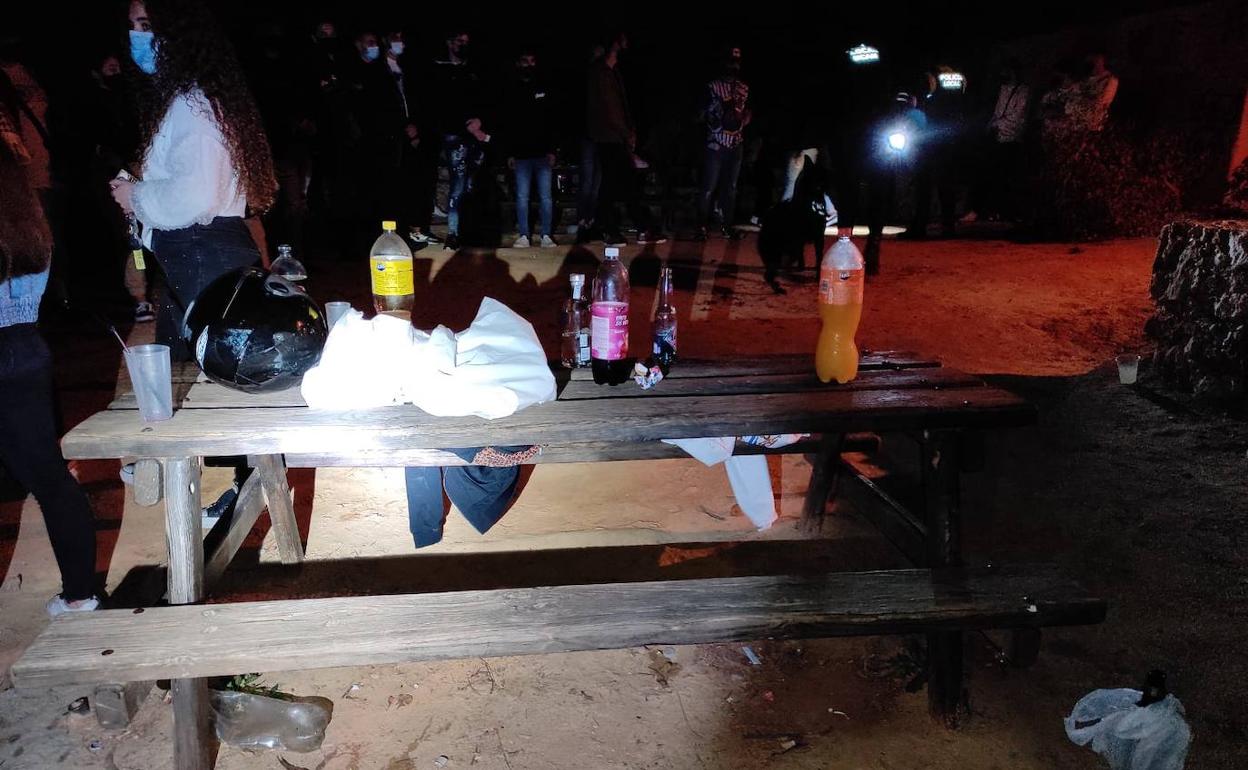 Disuelven un botellón en Rincón de la Victoria con más de cien jóvenes sin mascarilla ni distancia de seguridad