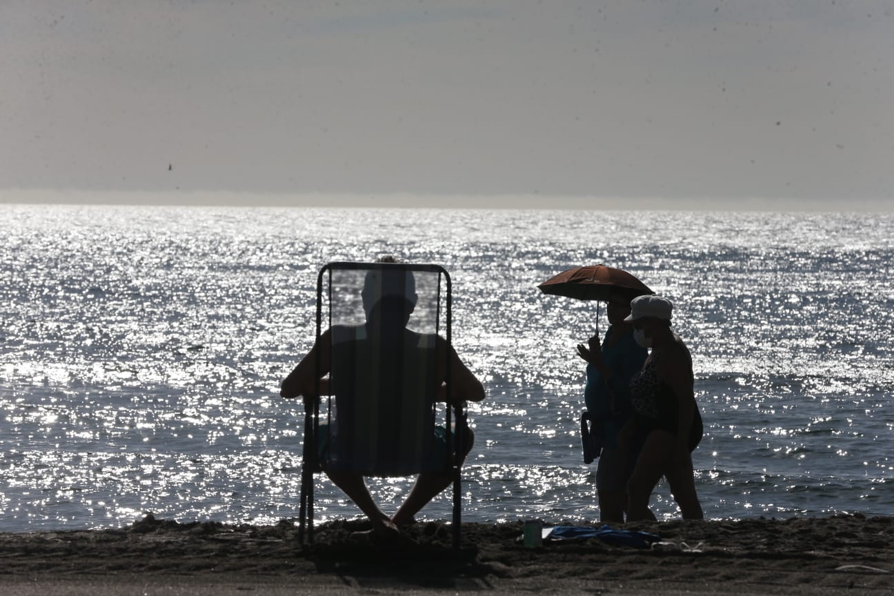 Los termómetros han llegado a los 27 grados y hay quien, incluso, se ha atrevido a darse un chapuzón