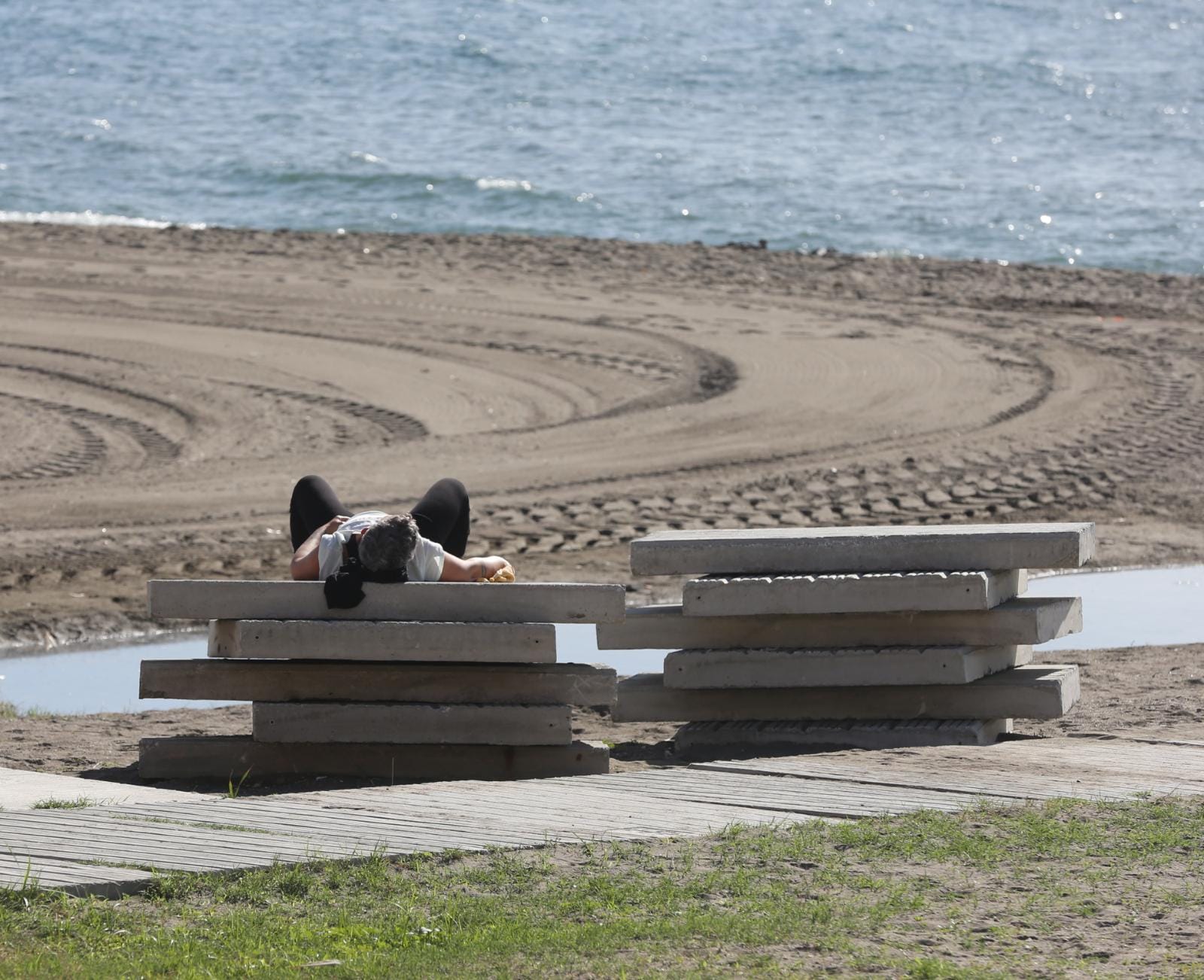 Los termómetros han llegado a los 27 grados y hay quien, incluso, se ha atrevido a darse un chapuzón