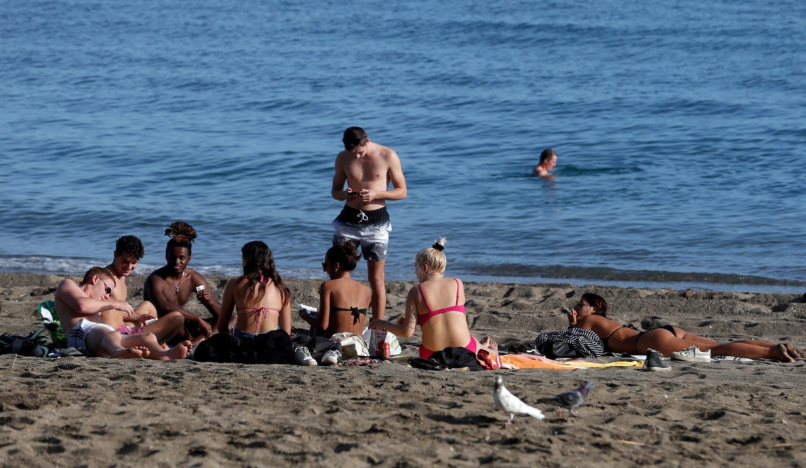 Los termómetros han llegado a los 27 grados y hay quien, incluso, se ha atrevido a darse un chapuzón