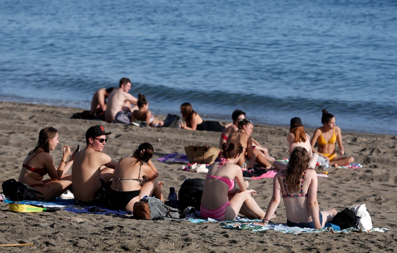 Los termómetros han llegado a los 27 grados y hay quien, incluso, se ha atrevido a darse un chapuzón