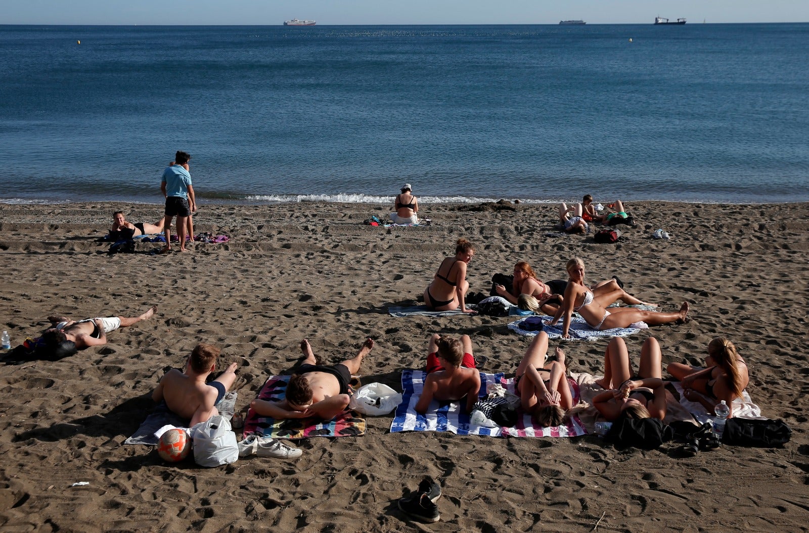 Los termómetros han llegado a los 27 grados y hay quien, incluso, se ha atrevido a darse un chapuzón