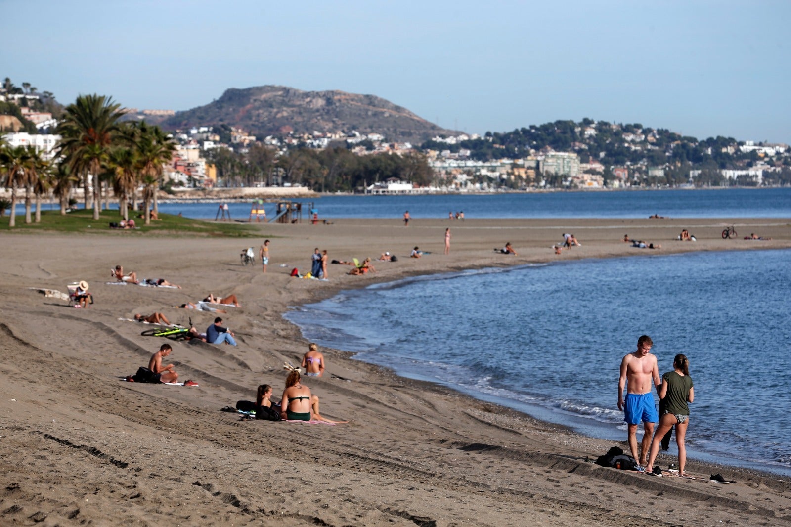 Los termómetros han llegado a los 27 grados y hay quien, incluso, se ha atrevido a darse un chapuzón