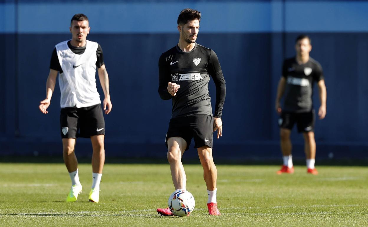 Caye Quintana, delantero del Málaga, durante el entrenamiento de este martes en el Anexo de La Rosaleda.