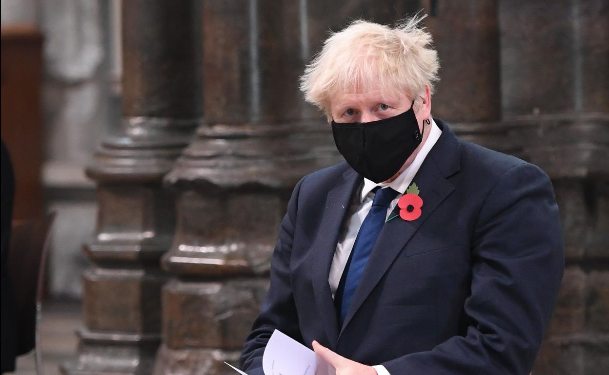 Johnson observa cuarentena en Downing Street tras el contacto con un positivo.